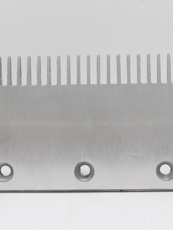 Гребенка эскалатора 3 отверстия 24 зуба 204x116mm, 4090070000, ThyssenKrupp Velino