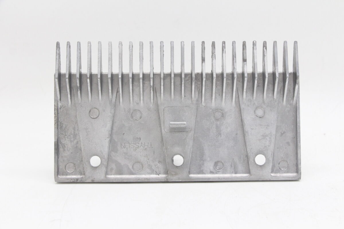 Гребенка эскалатора 3 отверстия 24 зуба 204x116mm, 4090070000, ThyssenKrupp Velino