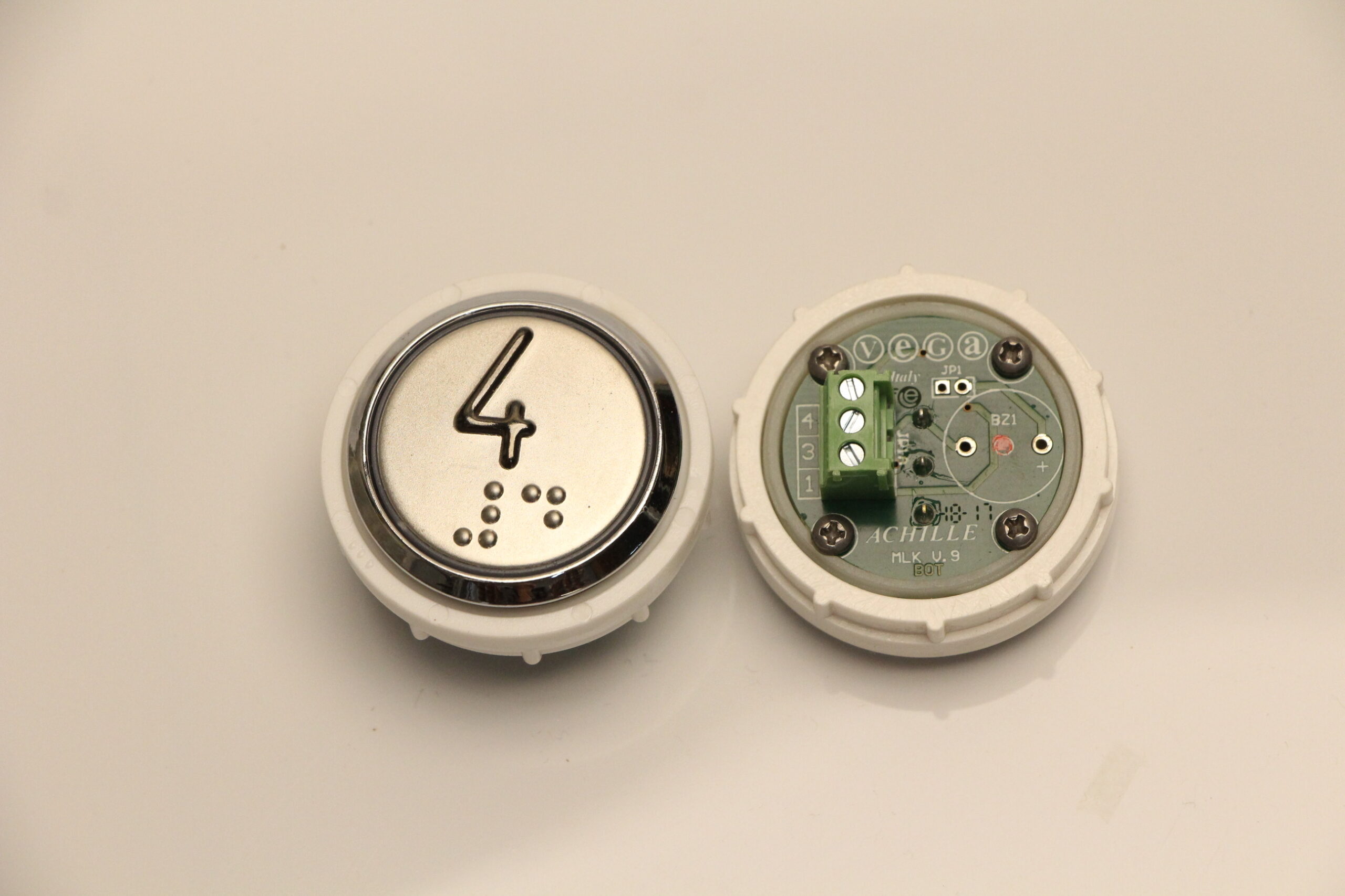 Кнопка "4" ACHILLE с кодом Брайля, выдав. со стал. ободком, VEGA