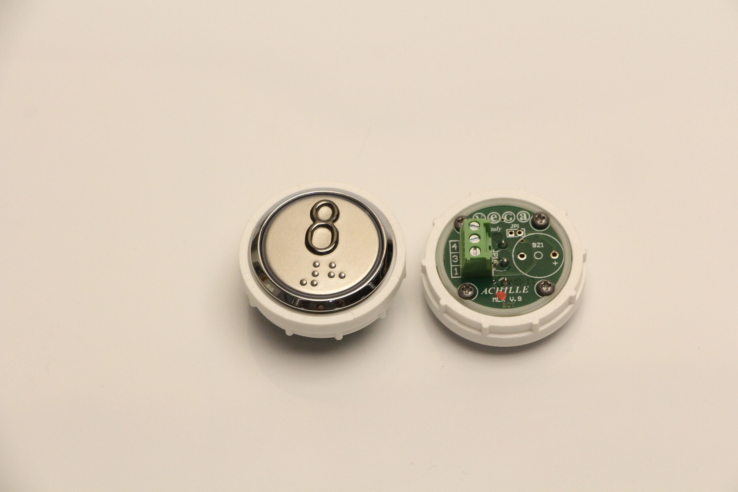 Кнопка "8" ACHILLE с кодом Брайля, выдав. со стал. ободком, VEGA